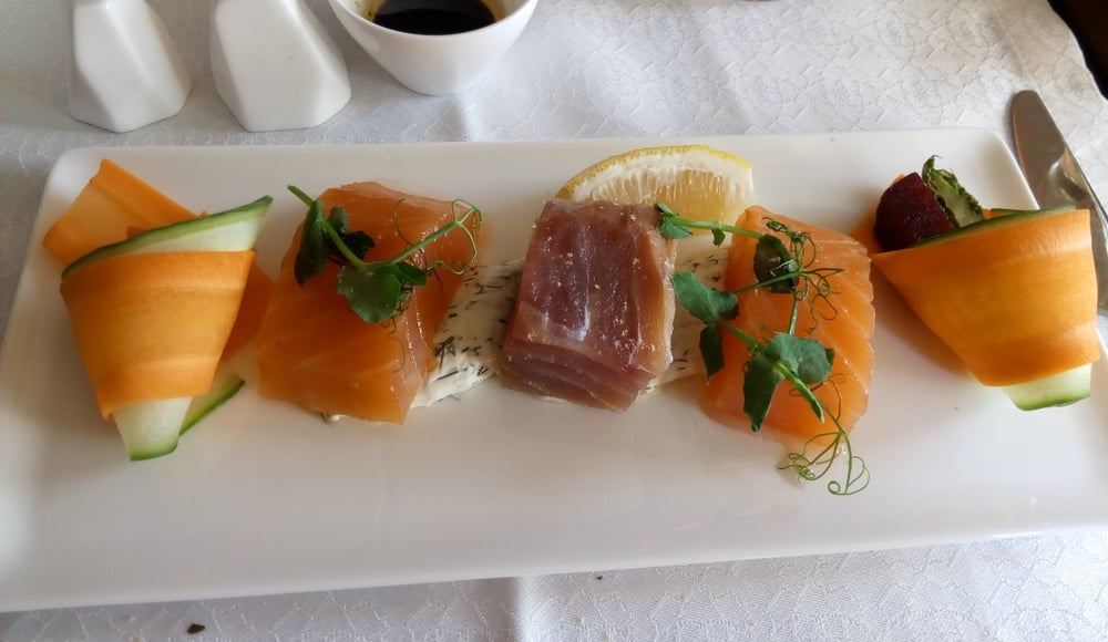 Best and Worst Airline Food Travelers Share Their Experiences