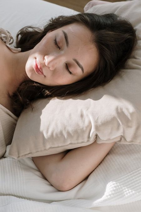 Five habits that people who store their bed linen correctly always practice are: 1) Washing and drying bed sheets and linens promptly after use; 2) Storing bedding in a cool, dry place; 3) Keeping bedding off the floor; 4) Refolding bedding after each use; and 5) Inspecting bedding for signs of wear and tear